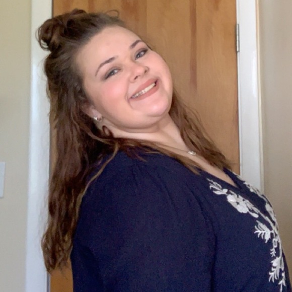 Profile Picture of Hallie Schlereth (@hls102300) on Poshmark
