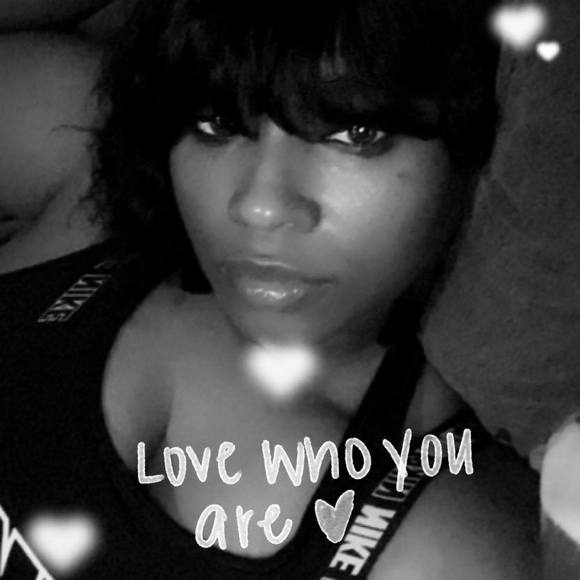 Shareefah Hilliard-bordeaux - Poshmark Profile Picture of Shareefah Hilliard-bordeaux (@shareefah1978) on Poshmark