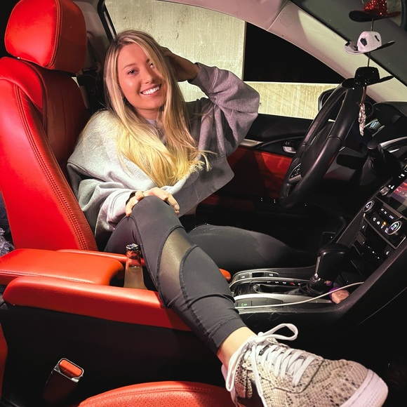 Profile Picture of Adrianna Meeks (@adrimeeks) on Poshmark