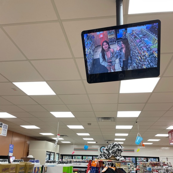 Profile Picture of Mia Iwen (@miaiwen) on Poshmark