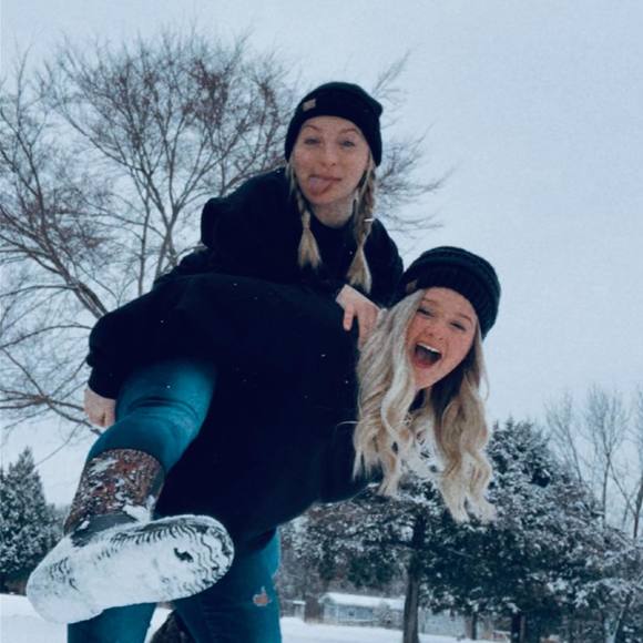 Profile Picture of Lindsey Cossey (@l_cossey) on Poshmark