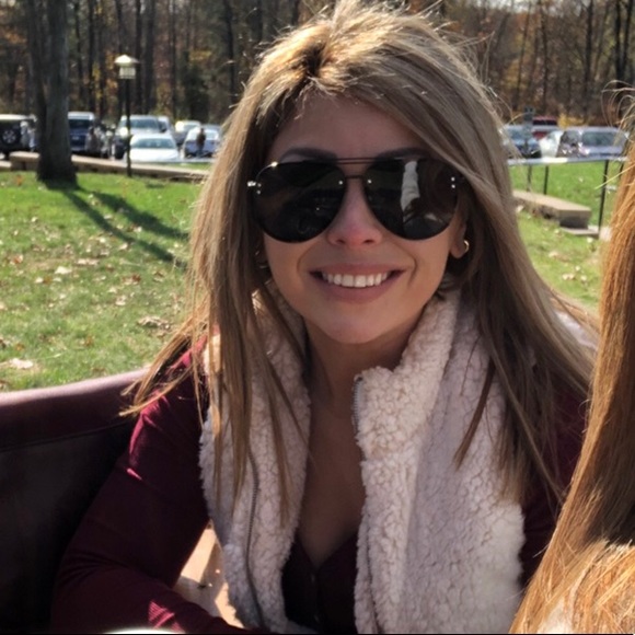 Profile Picture of Brianna Baechle (@briannaroxanne) on Poshmark