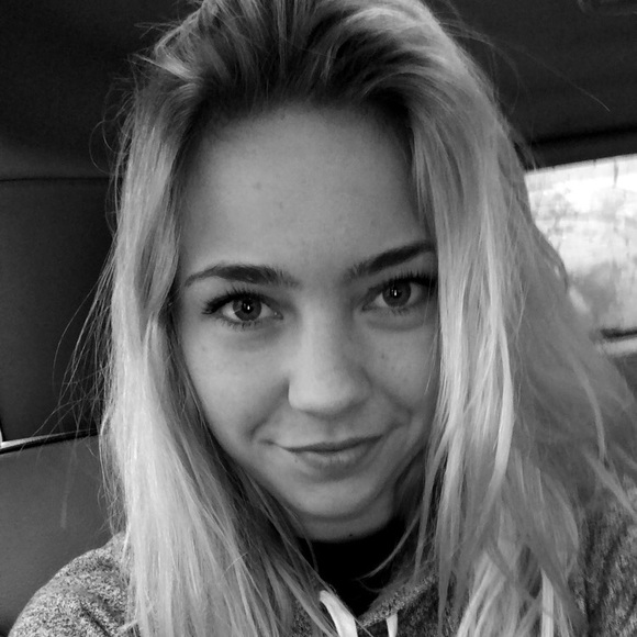 Profile Picture of Nicolette Weichbrodt (@mermaid31950) on Poshmark