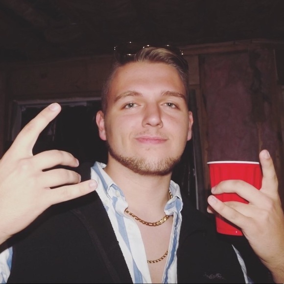 Profile Picture of Andrew Barr (@andrew_barr) on Poshmark