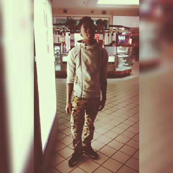 Profile Picture of Ricky Howell (@swazzey252) on Poshmark