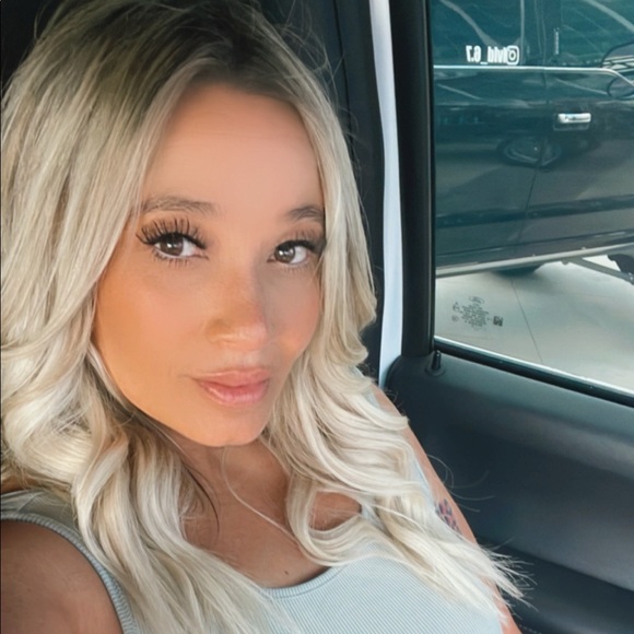 Profile Picture of Danielle Hendricks (@daniellehend649) on Poshmark