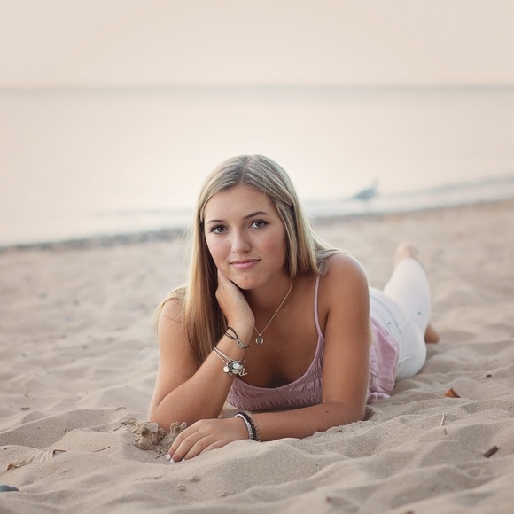 Profile Picture of Mackenzie James (@mackenziejamess) on Poshmark