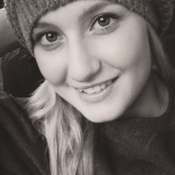 Profile Picture of Erin Vekic (@erinvekic) on Poshmark