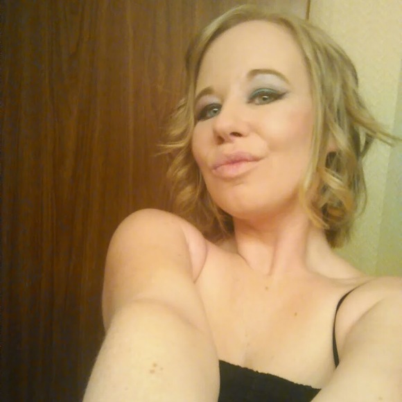 Profile Picture of Danielle Farrell (@dfarrell508) on Poshmark