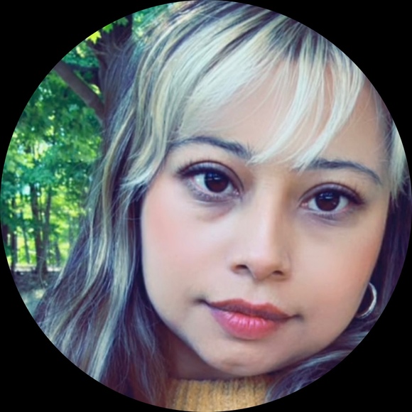 Profile Picture of Beth Buckley (@bethdiaz209) on Poshmark