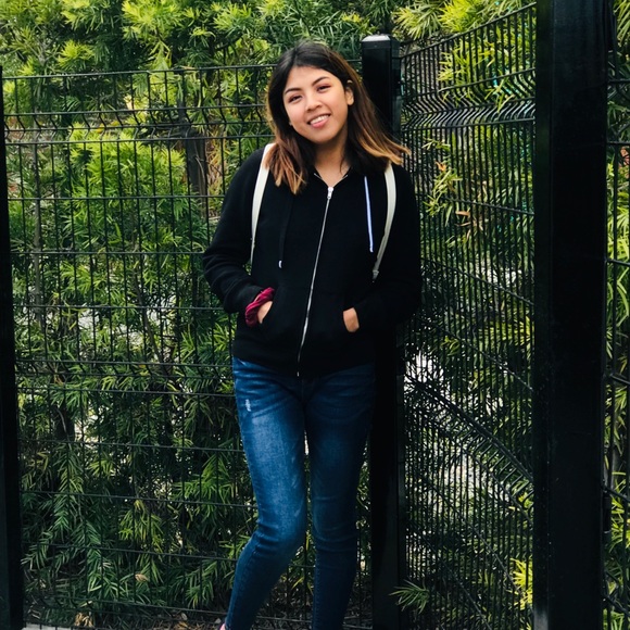 Profile Picture of Guadalupe Benitez (@_guadaloops_) on Poshmark
