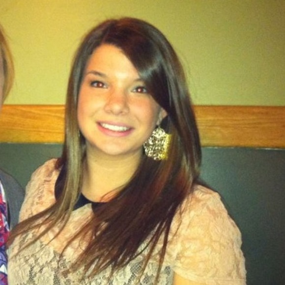 Profile Picture of Tara Belloni (@tarabelli) on Poshmark