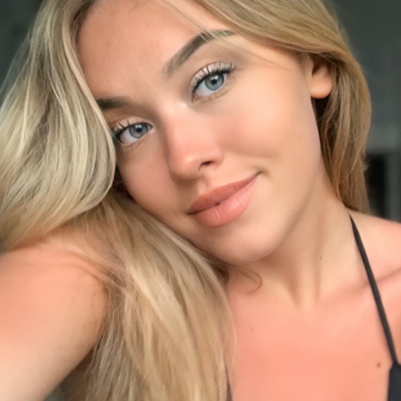 Profile Picture of Alyssa Sturman (@araesturm) on Poshmark