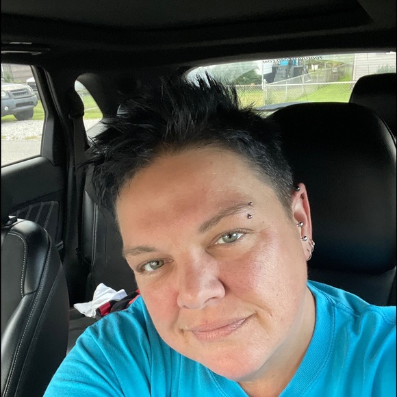 Profile Picture of Miranda Chestnut (@mirandachestnut) on Poshmark