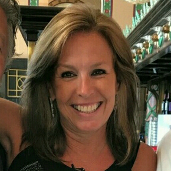 Profile Picture of Sheila Wolfe (@sheilanewbold) on Poshmark