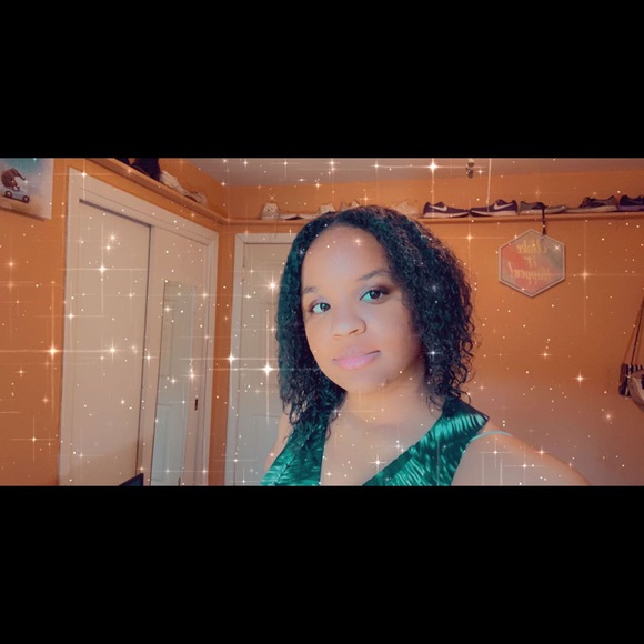 Profile Picture of Essence Williams (@essence2510) on Poshmark