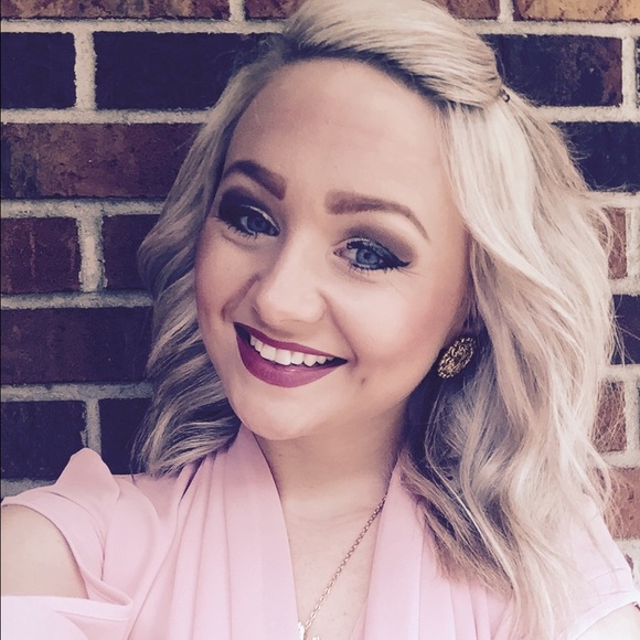 Profile Picture of Danielle Deskins (@dani123d) on Poshmark