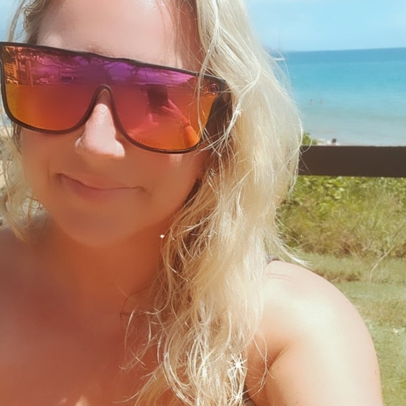 Profile Picture of Amanda Mathew (@amanditttaaa) on Poshmark