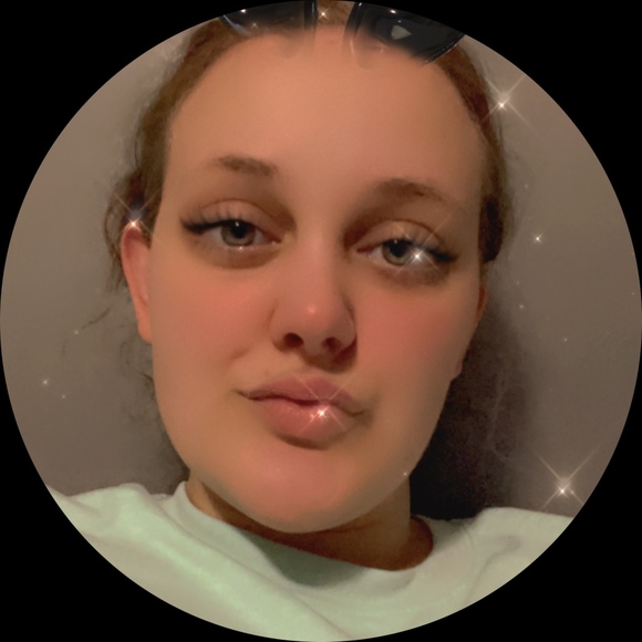 Profile Picture of Miranda Burris (@sweet99tea) on Poshmark