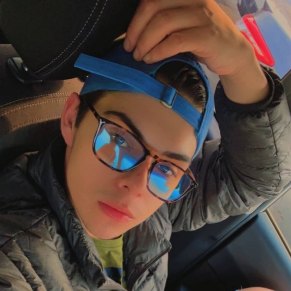 Profile Picture of Preston Knapp (@poshaholicshop) on Poshmark