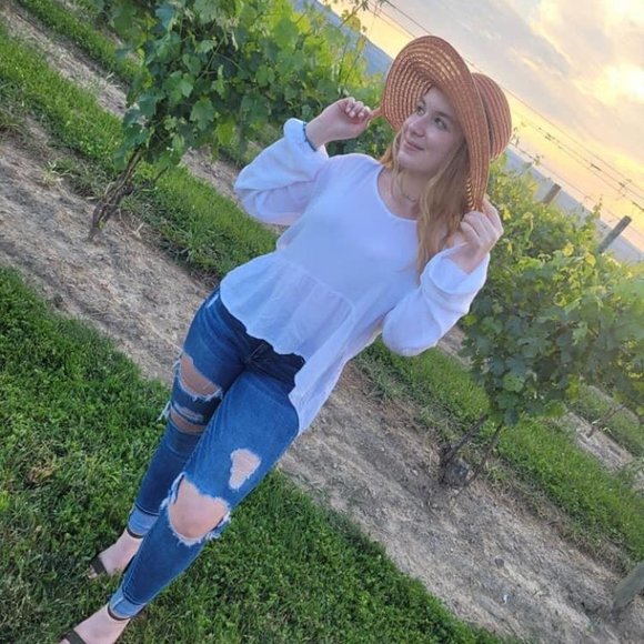 Profile Picture of Melody Rzeszotarski (@melody_wren74) on Poshmark