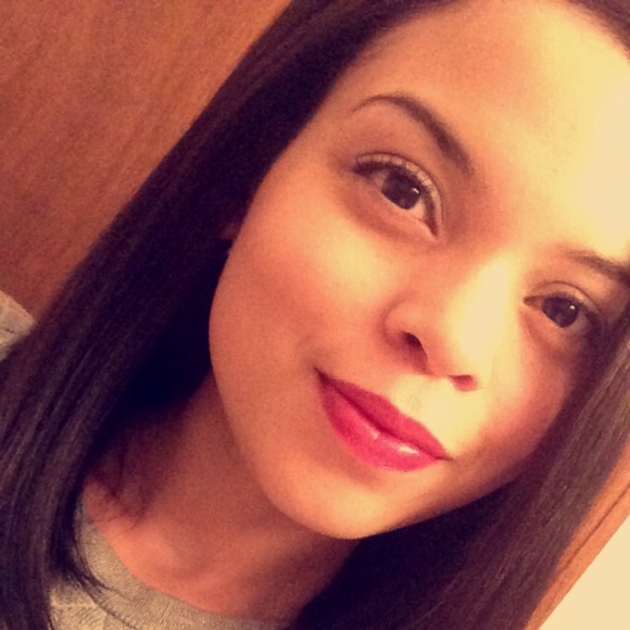 Profile Picture of Sherry Jimenez (@heyitsherry) on Poshmark