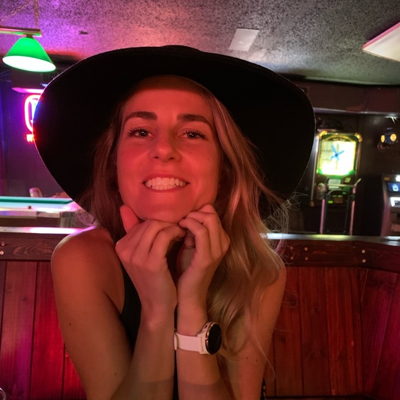 Profile Picture of Kelly Cornnell (@kcornnell99) on Poshmark