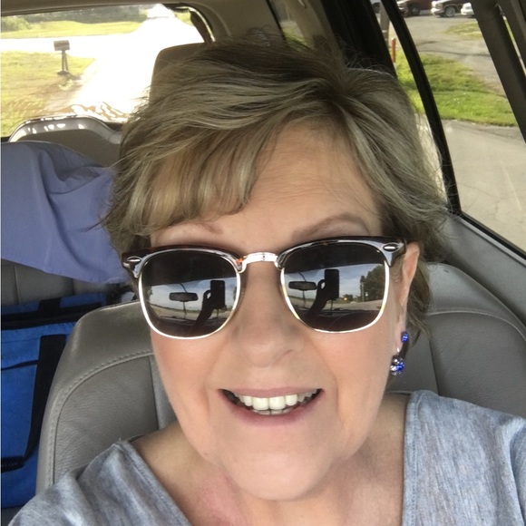 Profile Picture of Lisa Reid (@lrpiper24) on Poshmark