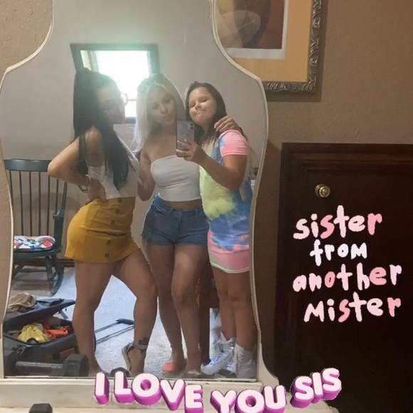 Profile Picture of Crystal Escobar (@crystalesc_) on Poshmark