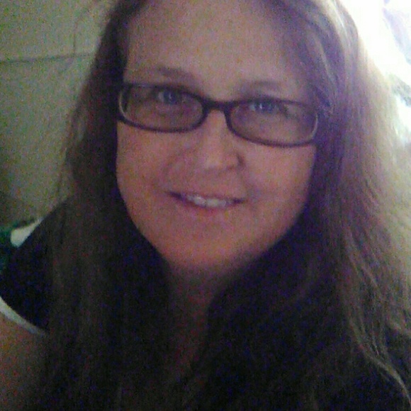 Profile Picture of Tina Mclaughlin (@missingthebeach) on Poshmark