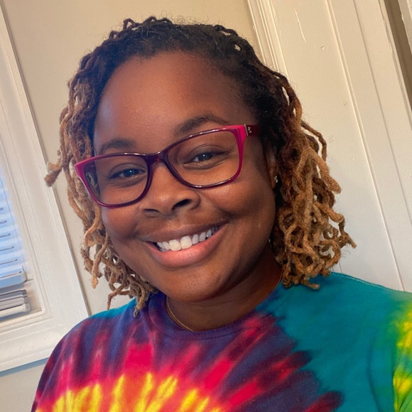 Profile Picture of Roxanne Holloway (@roxie259) on Poshmark