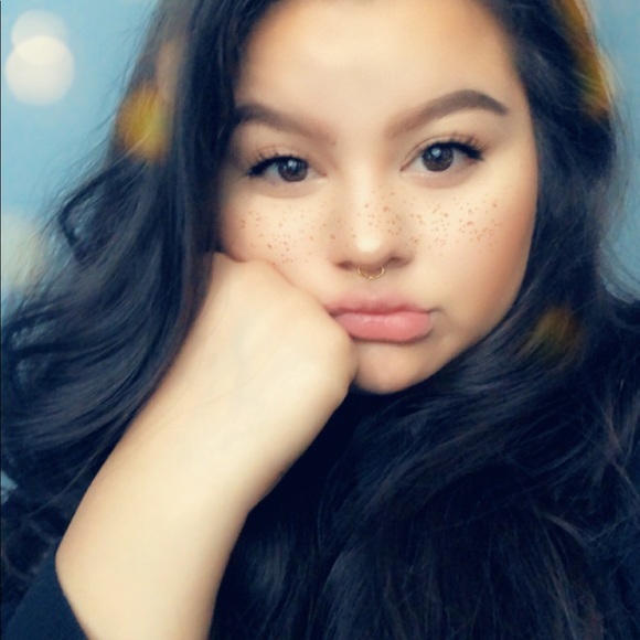 Profile Picture of Jessica Alvarenga-corado (@jessiika_alva) on Poshmark