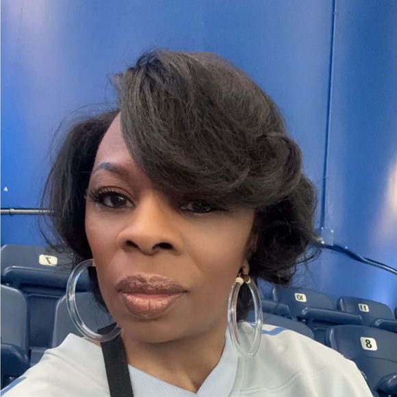 Profile Picture of Beverly Smith (@mrsbeverlysmith) on Poshmark