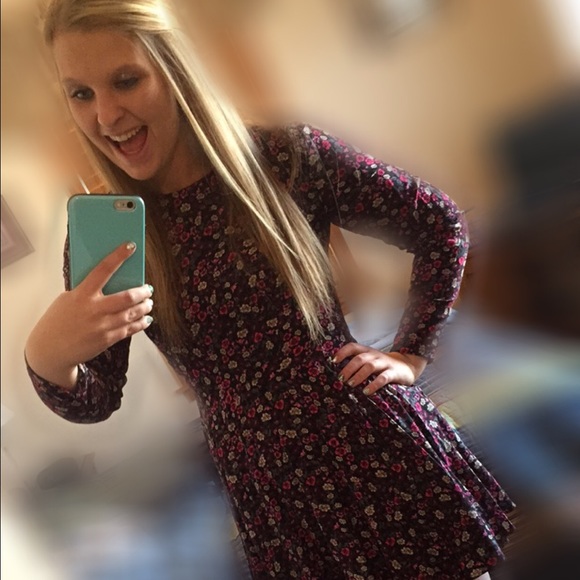 Profile Picture of Renee Sample (@rsam96) on Poshmark