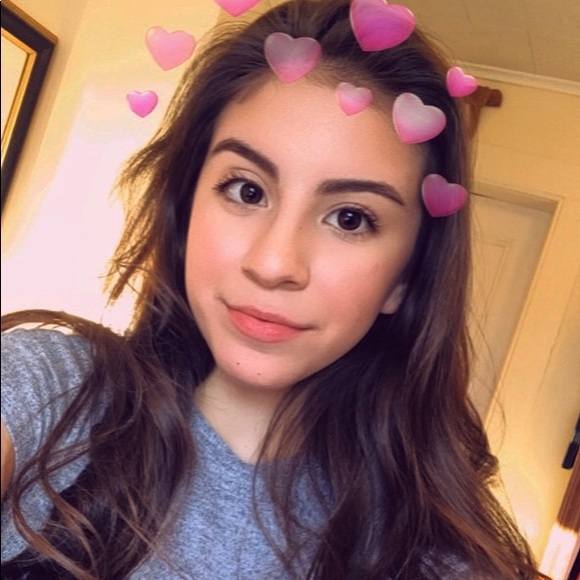 Profile Picture of Isabel Lima (@isabellima02) on Poshmark