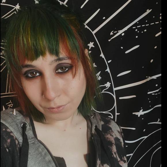 Profile Picture of Adrianna Raymond (@queen1563) on Poshmark