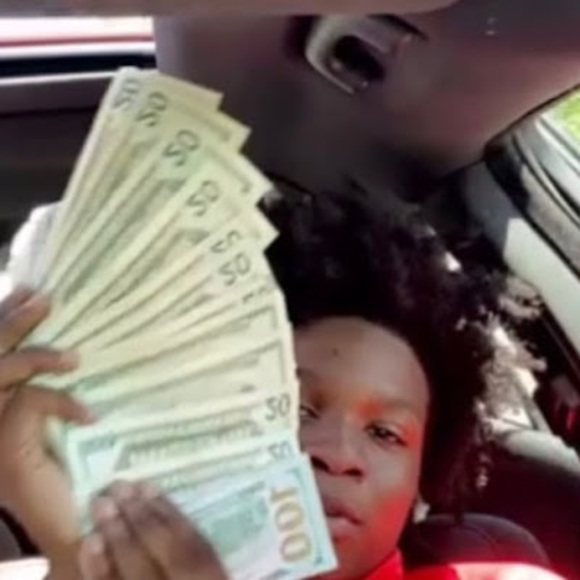 Profile Picture of Brelly Brell (@brellybrell) on Poshmark