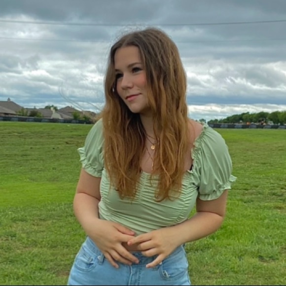 Profile Picture of Leah Haselby (@lhaselby) on Poshmark