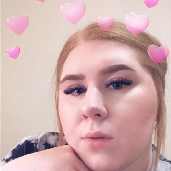 Profile Picture of Samantha Garrett (@samanthaaeve) on Poshmark