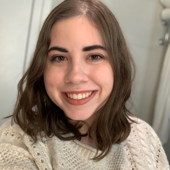 Profile Picture of Caitlyn Ahner (@caitlyn_ahner) on Poshmark