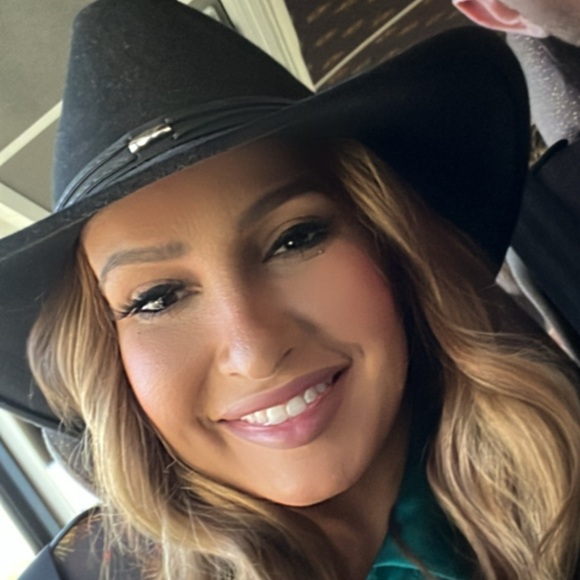 Profile Picture of Cami Hetmer (@laurahetmer) on Poshmark