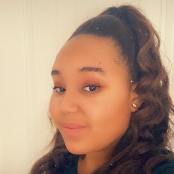 Profile Picture of Mia Pearson (@miapearson513) on Poshmark