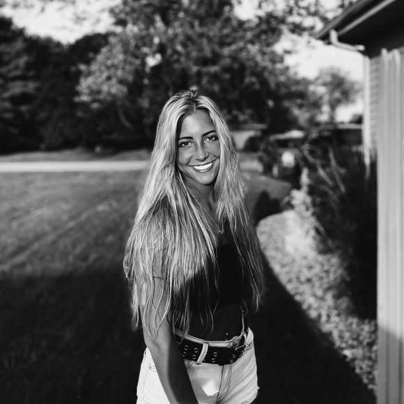 Profile Picture of Brittany Mincolla (@brittmincolla) on Poshmark