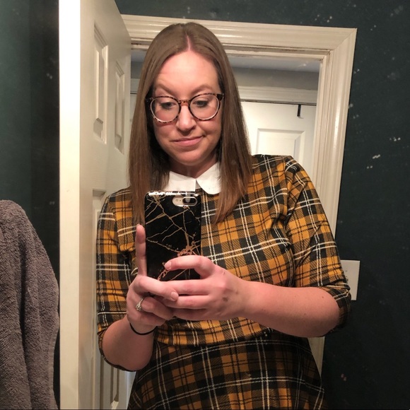 Profile Picture of Amber Barajas (@clotheswitch) on Poshmark