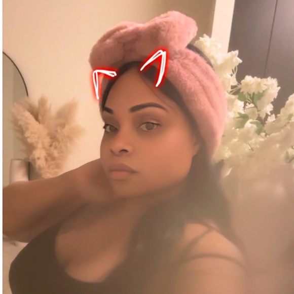 Profile Picture of Shelli Adams (@sbeautiful0) on Poshmark