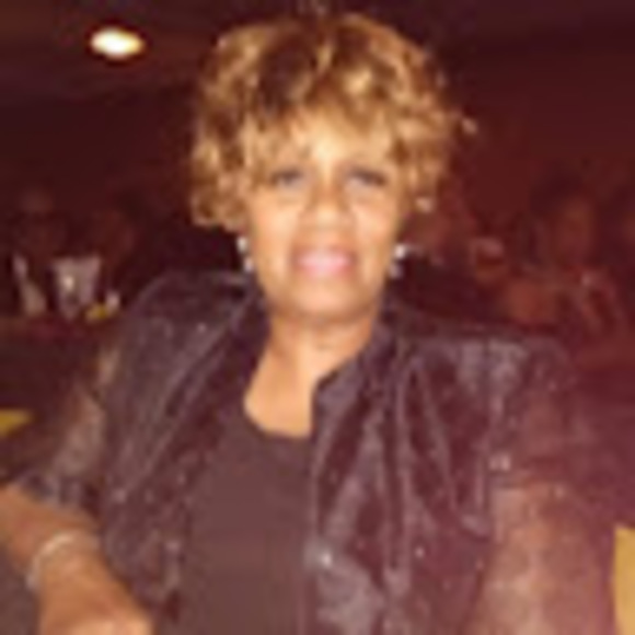 Profile Picture of Anita Runels (@anitarunels) on Poshmark