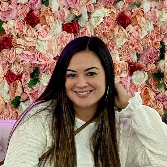 Profile Picture of Maria Derolf (@milfymaria) on Poshmark