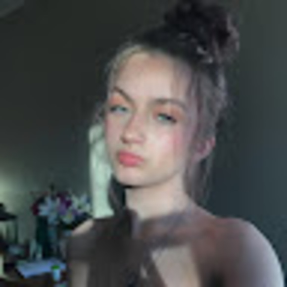 Profile Picture of Lucy Hourihan (@lucyhourihan916) on Poshmark