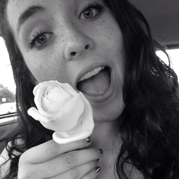 Profile Picture of Kate Arnold (@heykatearnold) on Poshmark