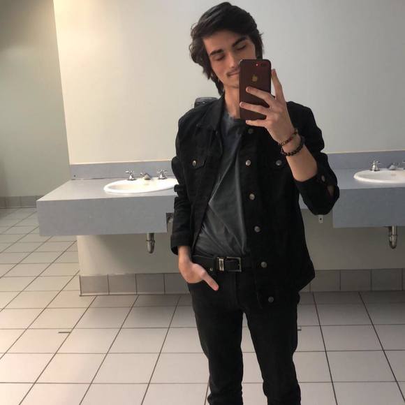 Profile Picture of Julian Brewer (@julianbrewer) on Poshmark